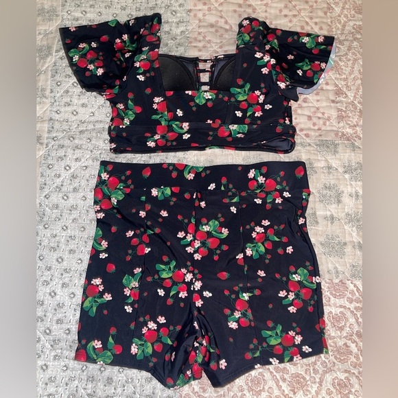 Retro Chic by Torrid flutter sleeve top and shorts strawberry bathing.  Size 0x - Picture 7 of 10